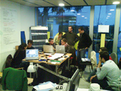 Equipo: miniatura 1 de 4 - Los miembros del equipo se renen semanalmente para discutir el desarrollo del prototipo